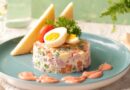 Про салат оливье никто не вспомнит: закуска из овощей и курицы от которой гости сойдут с ума
