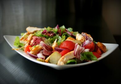 Салат с креветками, авокадо, мандаринами и черри